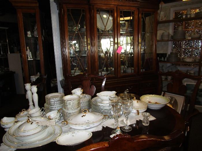Beautiful Dining Room Set with Hutch/Curio Cabinet. Tremendous buy
