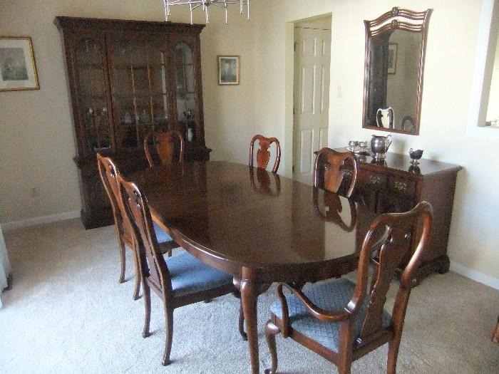 Queen Anne Style Dining Room Table & Chairs
