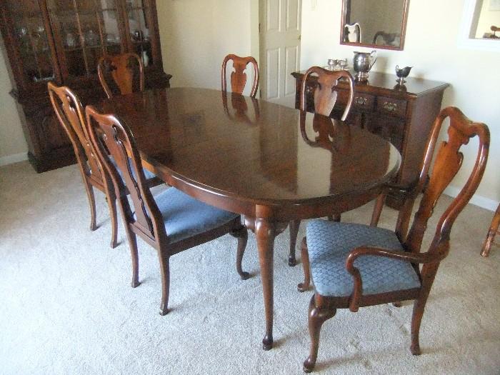 Queen Anne Style Dining Room Table & Chairs