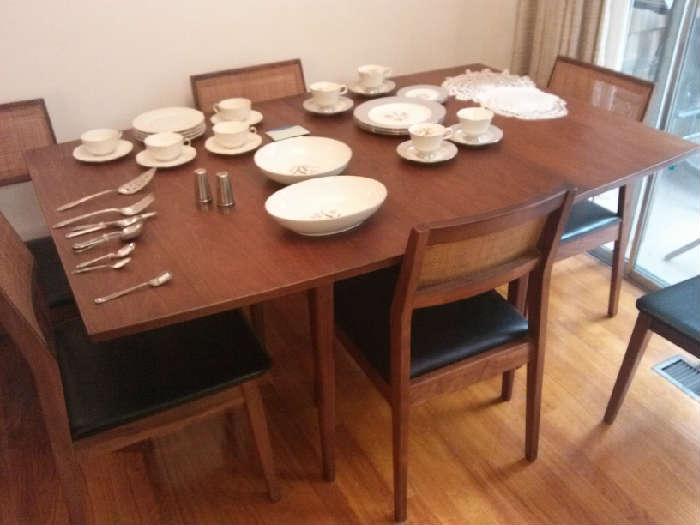 Mid-Century Modern dining room table with six chairs from the Hibritan Company - Almost mint!