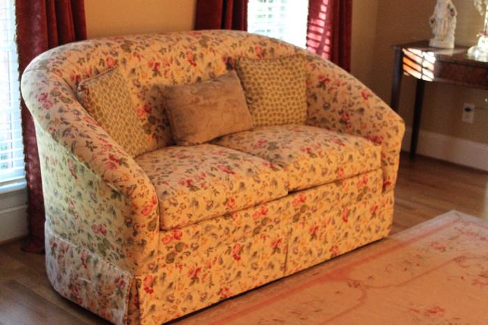 Love seat covered in chintz - Excellent condition
