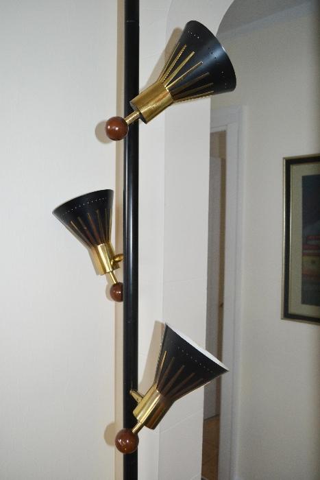 Stiffel pole lamp—cool wood adjustments knobs
