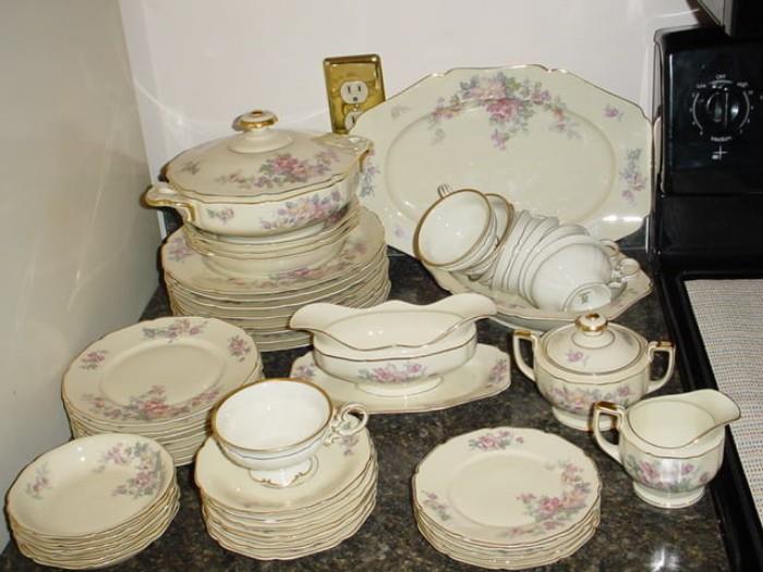 Heinrich Selb Bavaria Fine China pattern 12532. Serving for eight, with serving pieces.