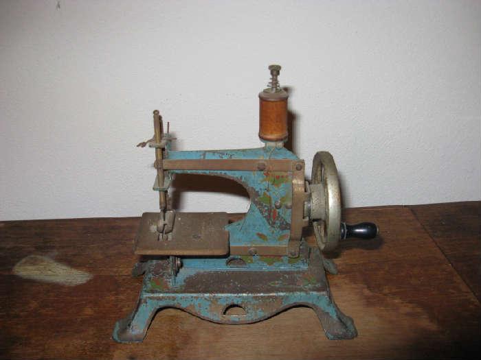 ANTIQUE TIN LITHO WIND UP SEWING MACHINE