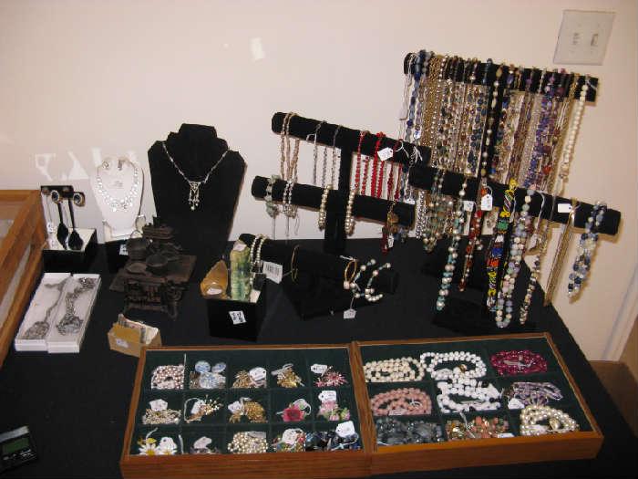 LOTS OF VINTAGE SIGNED & UNSIGNED JEWELRY - MONET, JAMES AVERY, ETC