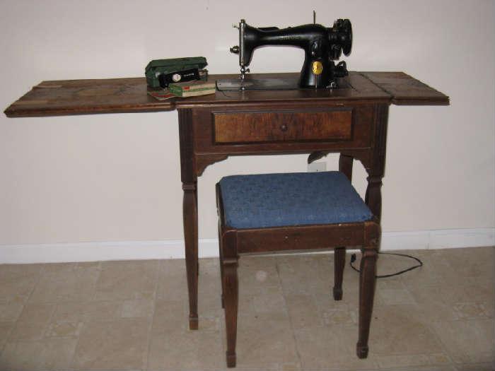 ANTIQUE SINGER SEWING MACHINE WITH ATTATCHMENTS & PAPERWORK