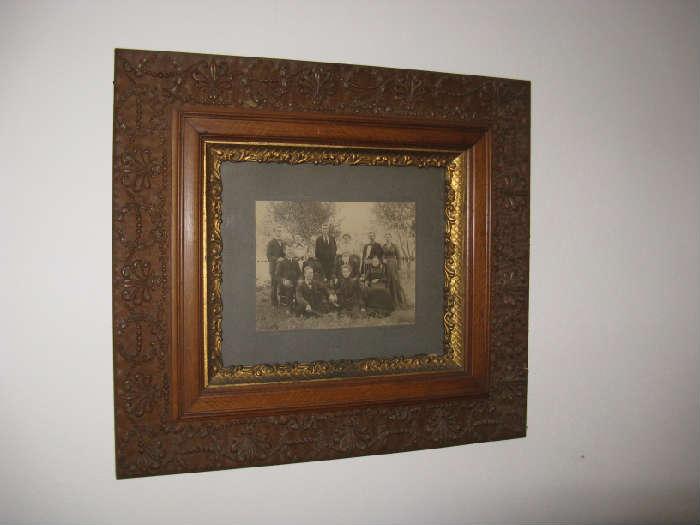 ANTIQUE FAMILY PICTURE -AWESOME FRAME