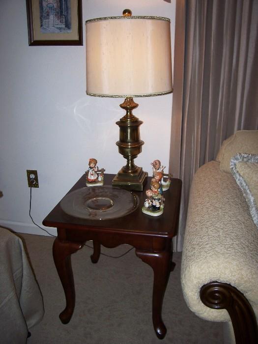 Pair of Queen Anne style lamp tables