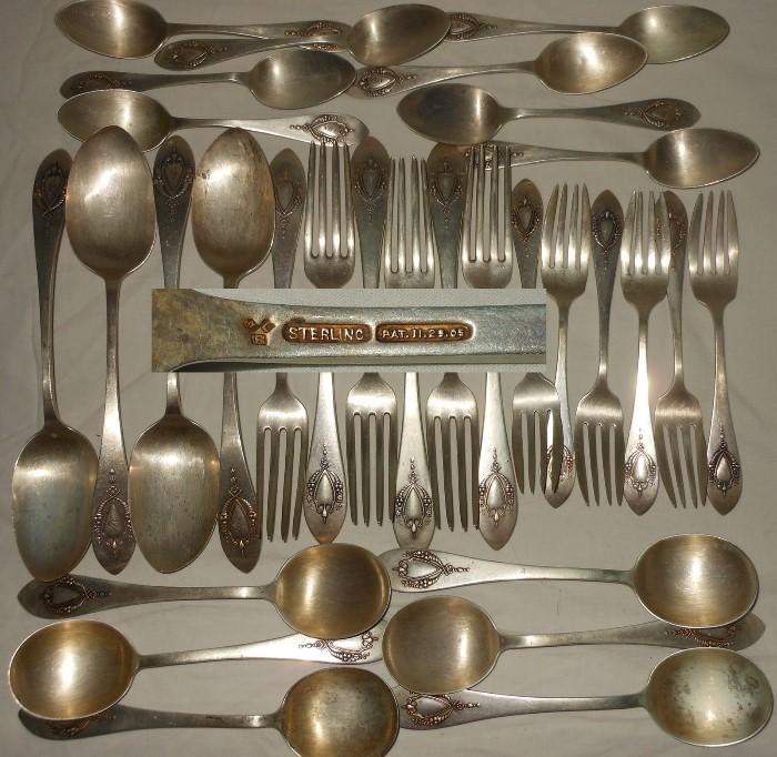 Lunt Sterling Silver 30pc. Flatware Set in the Mount Vernon Pattern; collectively weighing almost 39 Troy Ounces 
