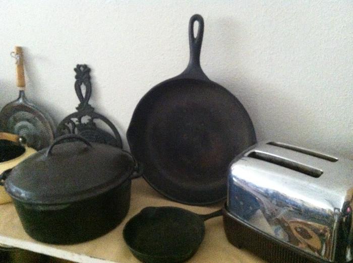 Wagner Ware Cast Iron 10' Skillet and also Round Roaster 