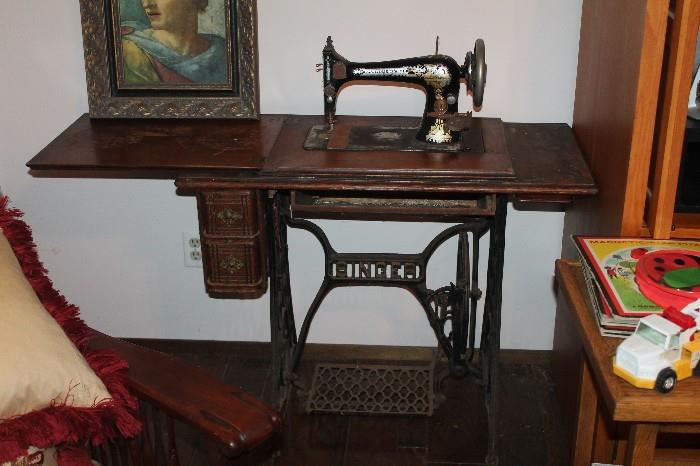 1906 Singer Sewing Machine