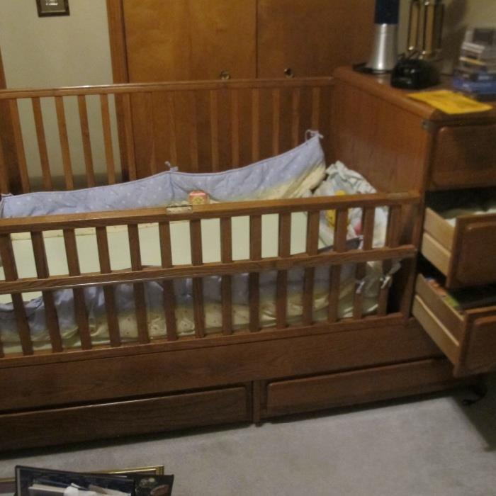PART OF A LARGE COLLECTION OF GRANDMOTHERS NEARLY NEW ITEMS tis is a convertible baby crib