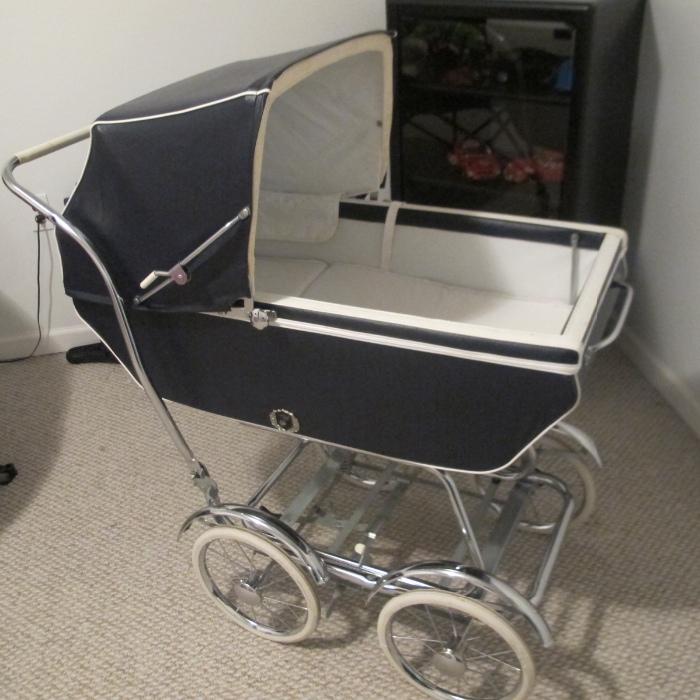 PART OF A LARGE COLLECTION OF GRANDMOTHERS NEARLY NEW ITEMS THIS IS A MINT CONDITION PRAM