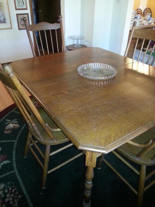 Oak table with leaves and 6 chairs 
