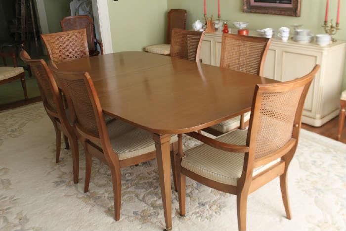 Henredon table with two leaf's perfect for those big family dinners table will expand to 8 feet.