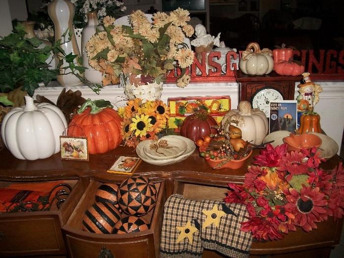 AUTUM TABLE HOLIDAY GOODS