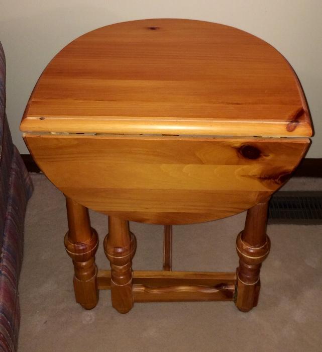 Drop-leaf side Table in knotty pine