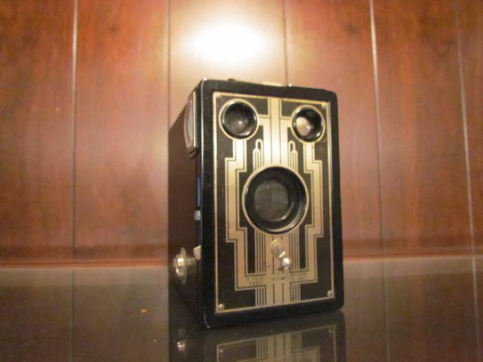 T128-1.jpg	Vintage "Six-16 Brownie" camera from the 40's or 50's. 
Good condition