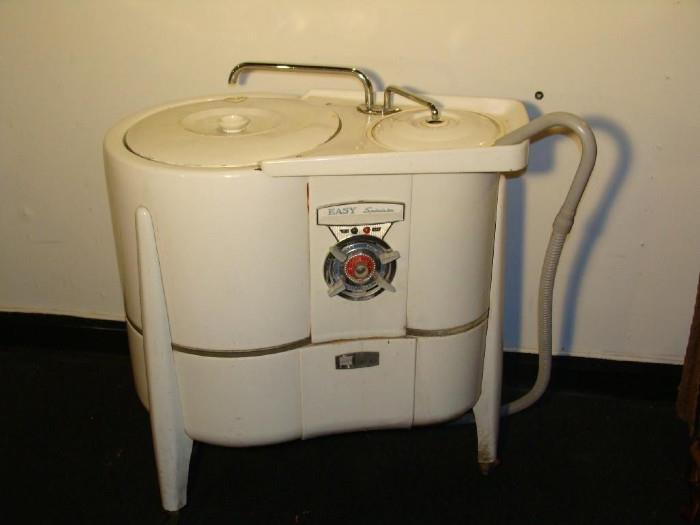Easy Spin dryer
Murray Corporation of America Model # SCL 115V, Pat 1943 heavy duty industrial casters
measures 36"H x 36"W x 22"D (widest point)
Condition : Good In Working order