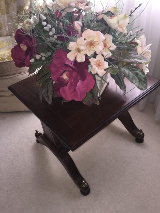 SMALL WOODEN TABLE WITH FLOWER ARRANGEMENT 