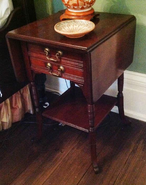 1174 - Mahogany drop leaf two drawer side table in the Federal style, 28IN T, 17IN W, 20IN D