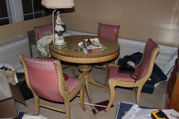 Round Pedestal Table and 4 Chairs