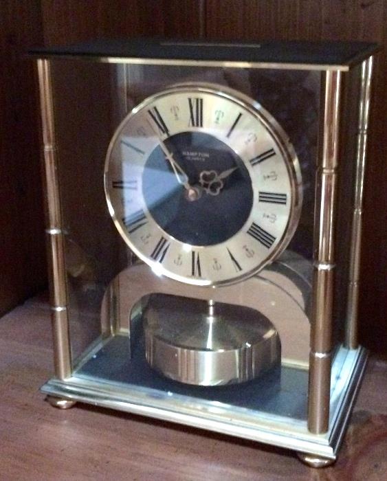Self-perpetuating Clock (German)