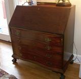 Slant front desk in mahogany - dating to 1920-1930 - beautiful interior.