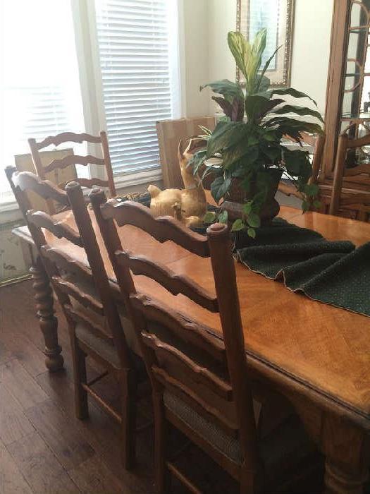                        Lovely dining table/6 chairs
