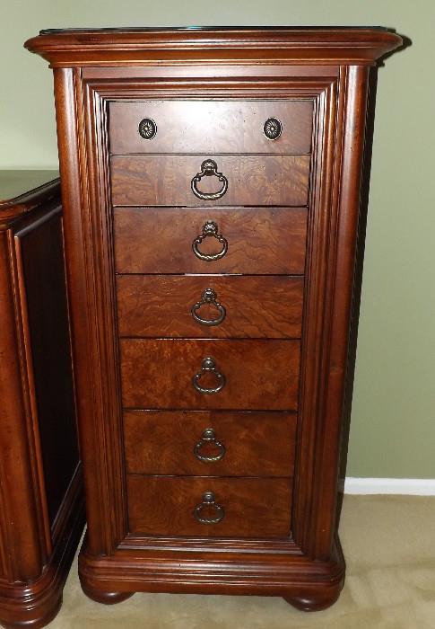 Thomasville 7 Drawer Saniya Chest
A gorgeous solid wood Thomasville 7 drawer saniya chest - drawers are dovetailed.  
The top drawer is felt lined and is setup for jewelry.
There is a very nice piece of glass on the top.