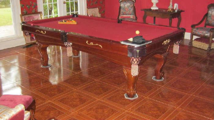 PROFESSIONAL STYLE POOL TABLE