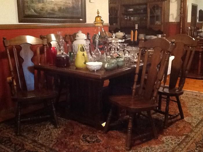 Dinning room table with two leaves and six chairs 