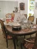 HIGH END (HENREDON?) DINING TABLE AND SIX CHAIRS