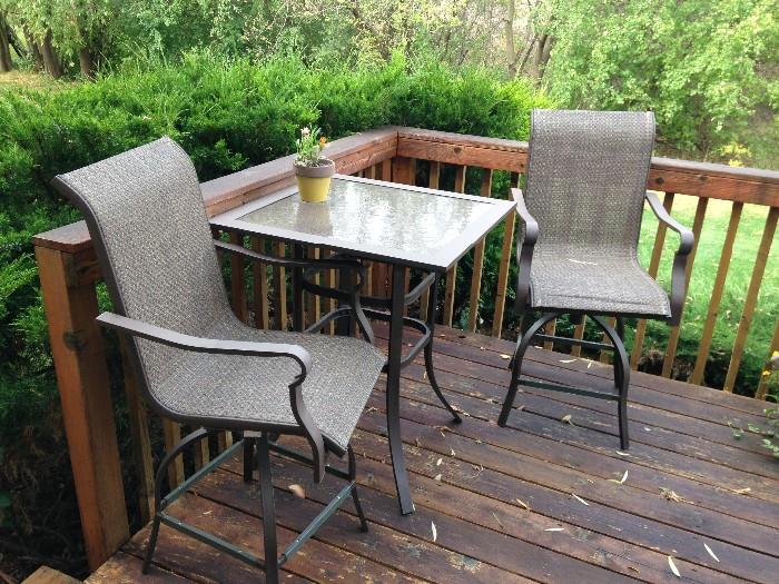 patio set 2 (table 2 high chairs)