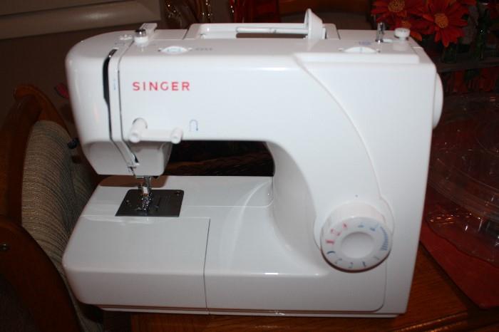 SINGER PORTABLE SEWING MACHINE