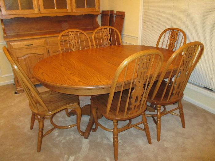 Amish Oak Table w/one leave in & 6 chairs (has 4 leaves)