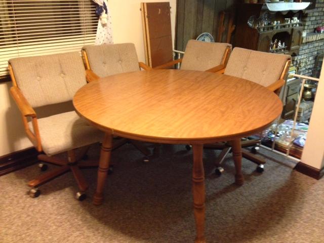 Dinette Table with 2 Leaves