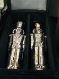 salt/pepper shaker- soldiers