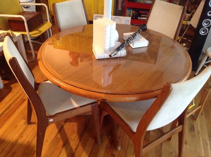 Clean and nice Danish round table and four chairs