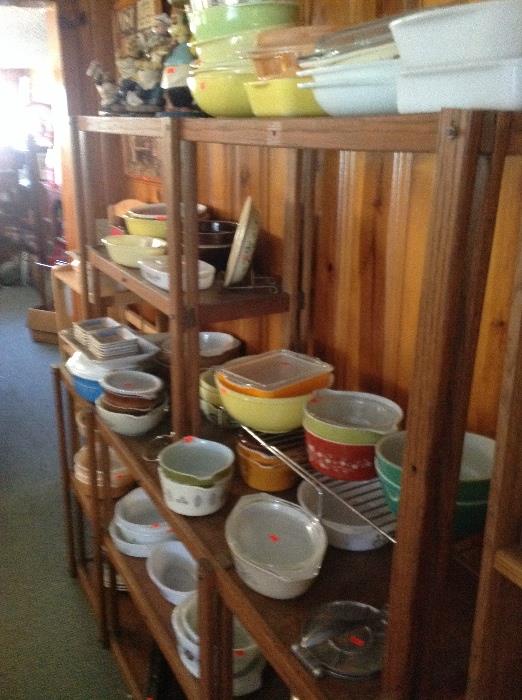 Several pieces of Pyrex