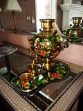 HAND PAINTED RUSSIAN SAMOVAR WITH TRAY AND 2 CUPS.