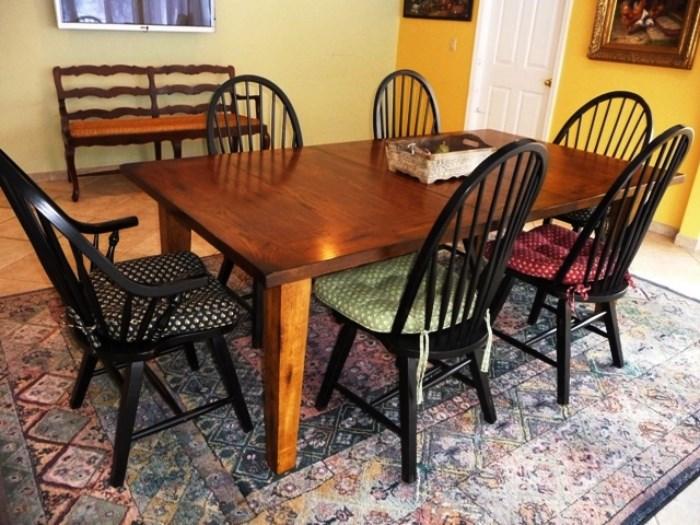 OAK FARM TABLE WITH 6 BLACK WINDSOR-BACK CHAIRS (2 ARM, 4 SIDE)