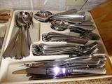 HAMPTON STAINLESS FLATWARE SERVICE - LARGE SET