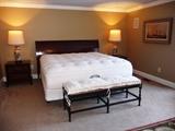 HENREDON MAHOGANY KING SLEIGH BED WITH 2 BEDSIDE CHESTS
