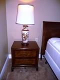 HENREDON BEDSIDE CHEST (1 OF PAIR) WITH VINTAGE MARBRO CHINESE URN TABLE LAMP (1 OF PAIR)