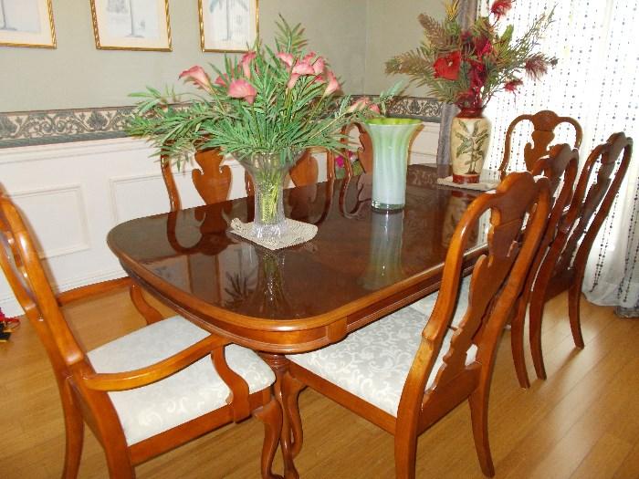 Universal Furniture Company Dining Table - 2 Arm Chairs - 6 Side Chairs - BEAUTIFUL!!!!!!!