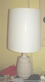 Ceramic table lamp
This measures 31 inches tall, and is in good condition. (MC28).