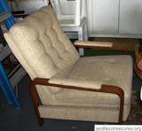 Recliner – Beige Fabric
This is in very good condition. (MC39). This is being sold for local pickup in Coral Springs, FL.