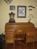 Fantastic antique 19th C. American quartersawn oak rolltop desk 