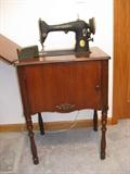 Vintage Singer Sewing Machine in WOod Cabinet